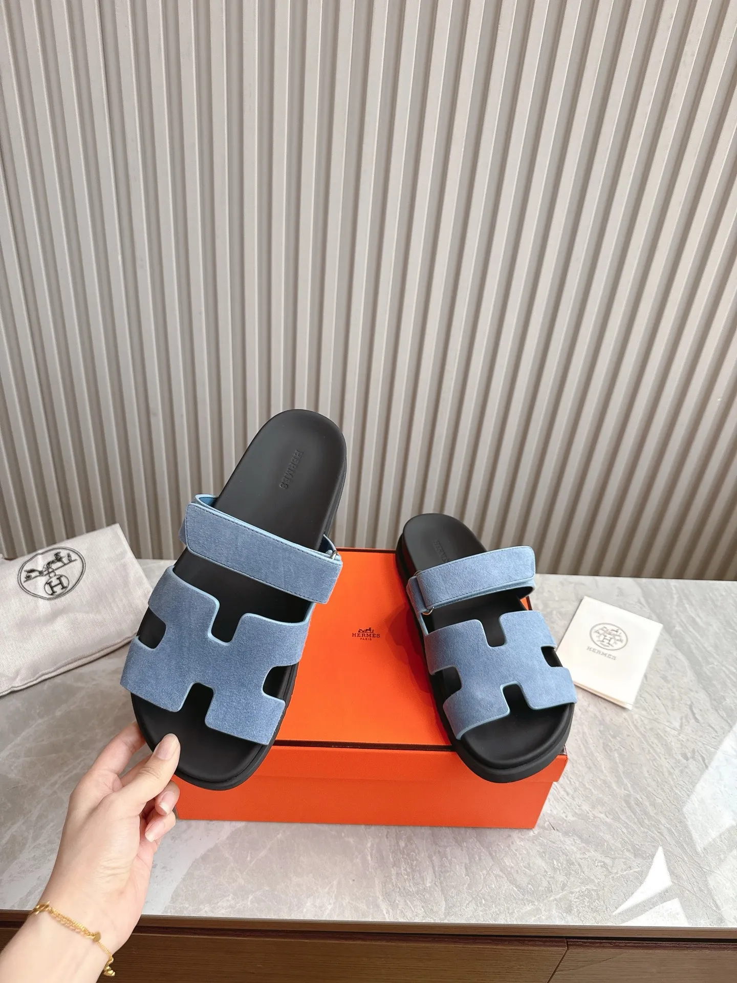 p480🐮🐮Couple model (top version) H family 2024 spring and summer new style HERMES Hermes' recently popular couple model pig nose angle sandals and slippers, paired with various colorful socks, popular. Upper: imported original deerskin (the genuine leather edging is not ordinary super migration). Lining: imported genuine leather. Outsole: Tpu non-slip and wear-resistant outsole. Size: Female 35-42 (40/42 non-returnable and non-exchangeable) Male size: 39-45 (45 non-refundable and non-exchangeable)